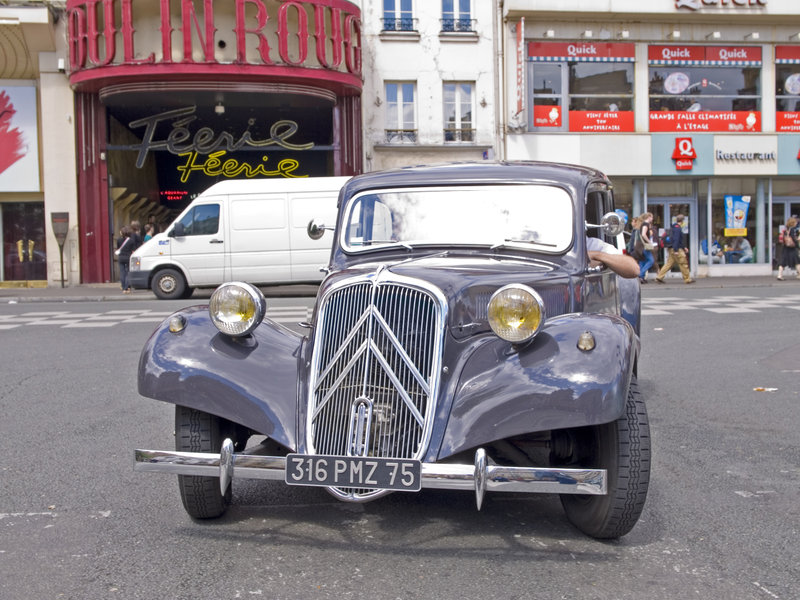 Paris, Montmartre, Le Moulin Rouge, Citroën Traction
Avant